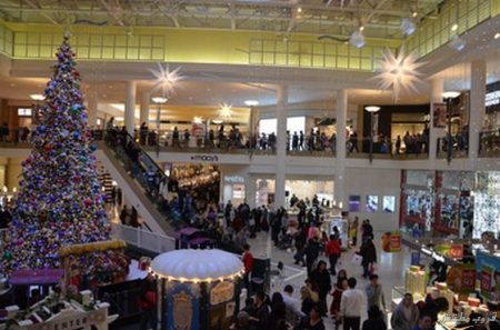 SHOP1: Thousands of shoppers crowded the Staten Island Mall on Sunday for some last minute shopping. Staten Island Advance/ Ryan Lavis