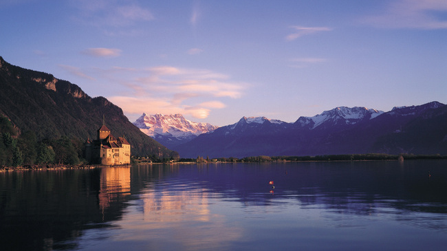  Switzerland is yours. Montreux. Dusk embraces Lake Geneva, Canton Vaud. In the background one can see Chillon Castle with Dents du Midi (3757 m). Ihre Schweiz. Montreux. Abendstimmung am Genfersee, Kanton Waadt. Das Schloss Chillon mit Dents du Midi (3257 m) im Hintergrund. A vous la Suisse. Montreux. Ambiance crepusculaire sur le lac Leman, canton de Vaud. Le chateau de Chillon avec les Dents-du-Midi (3257 m) au fond. Copyright by Switzerland Tourism                  By-line: ST/swiss-image.ch